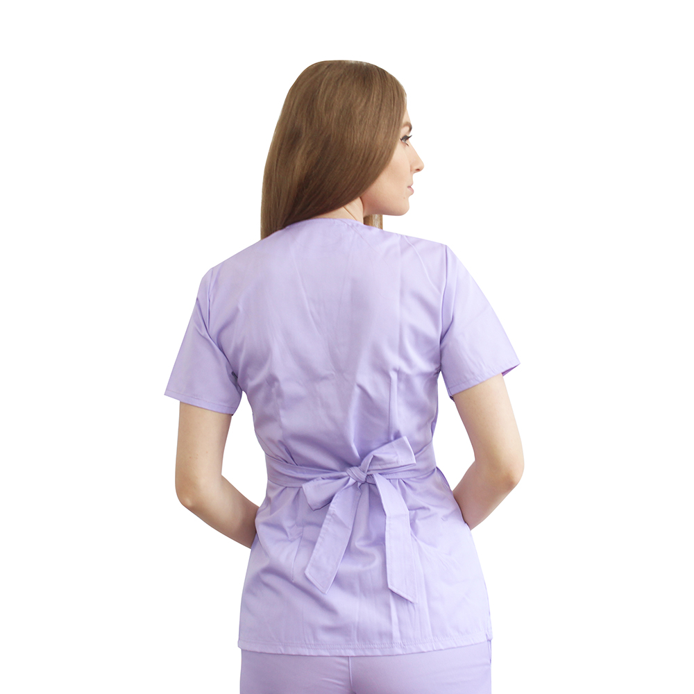 Lila medicinski kombinezon, z bluzo tipa kimono in hlačami z elastiko