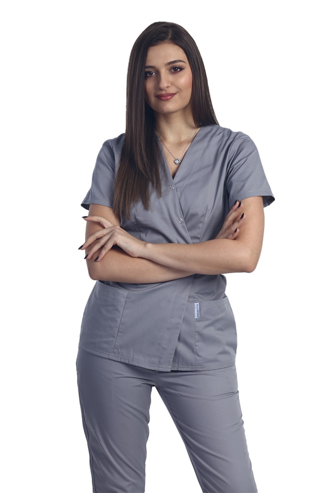 Siva medicinska obleka z elastanom, bluza tipa kimono in hlače z vrvico v pasu