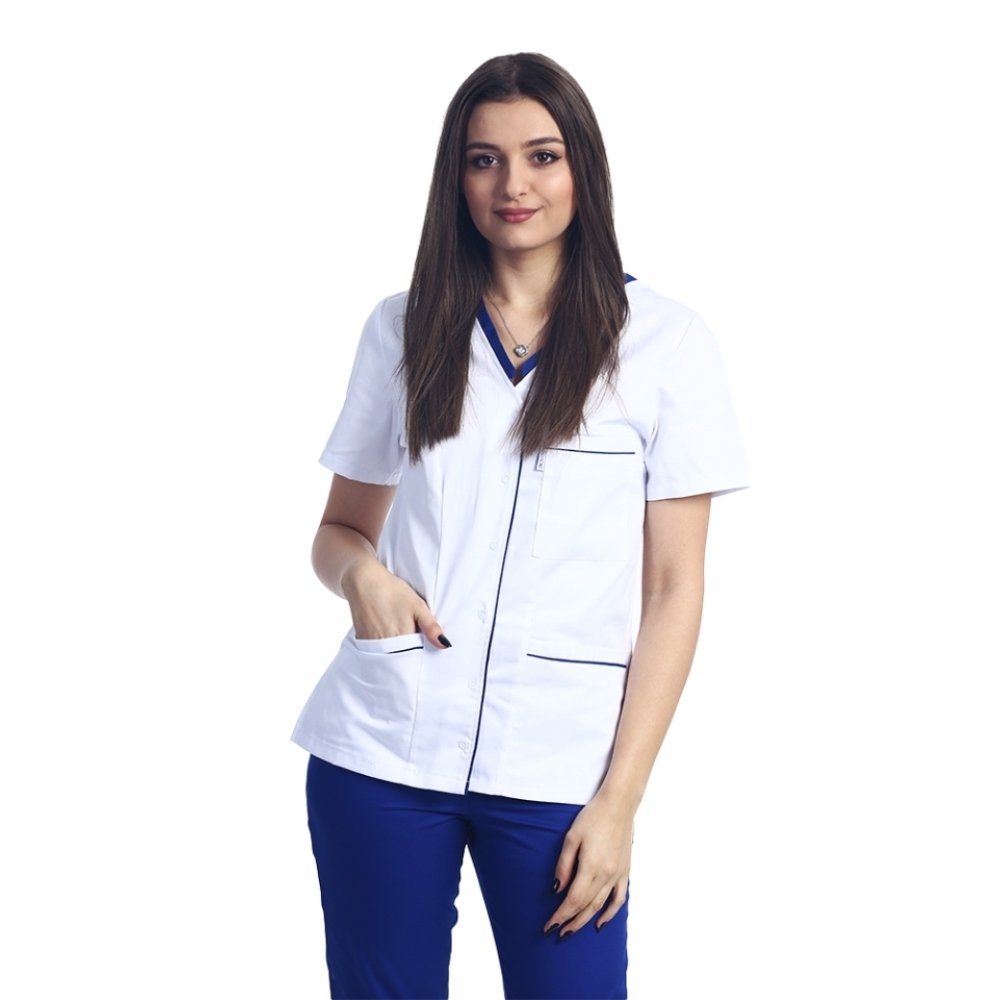 Bela elastanska medicinska halja z modrim robom, gumbi in tremi našitimi žepi