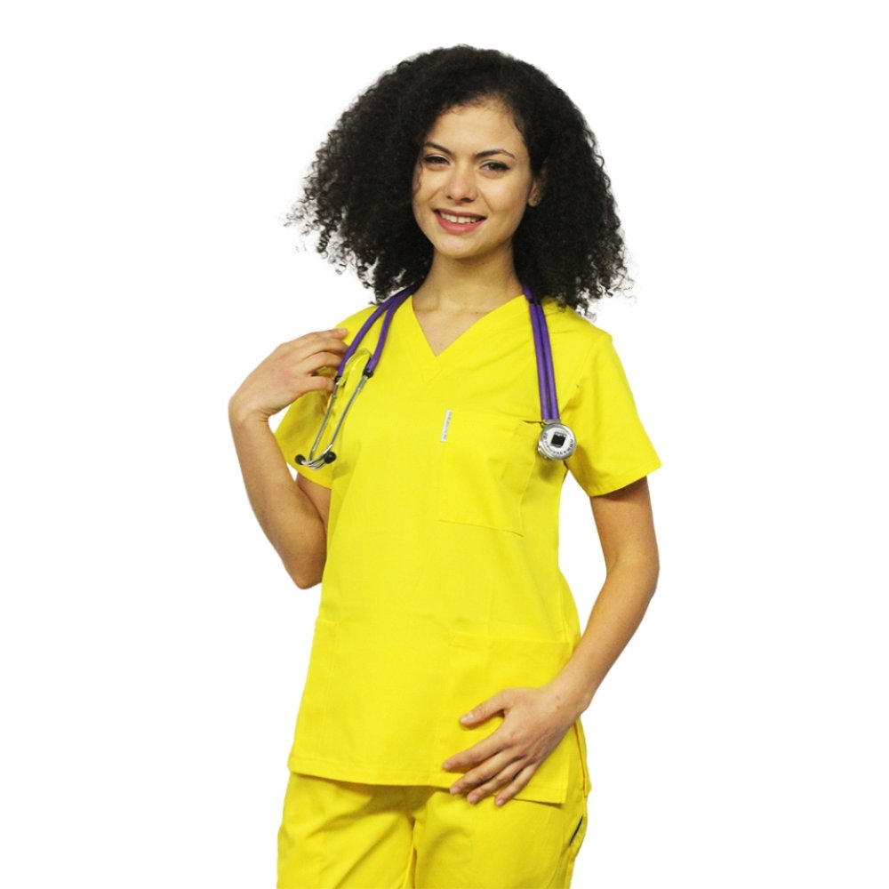 Rumen medicinski kombinezon, bluza z V izrezom, tremi žepi in hlače z elastiko.