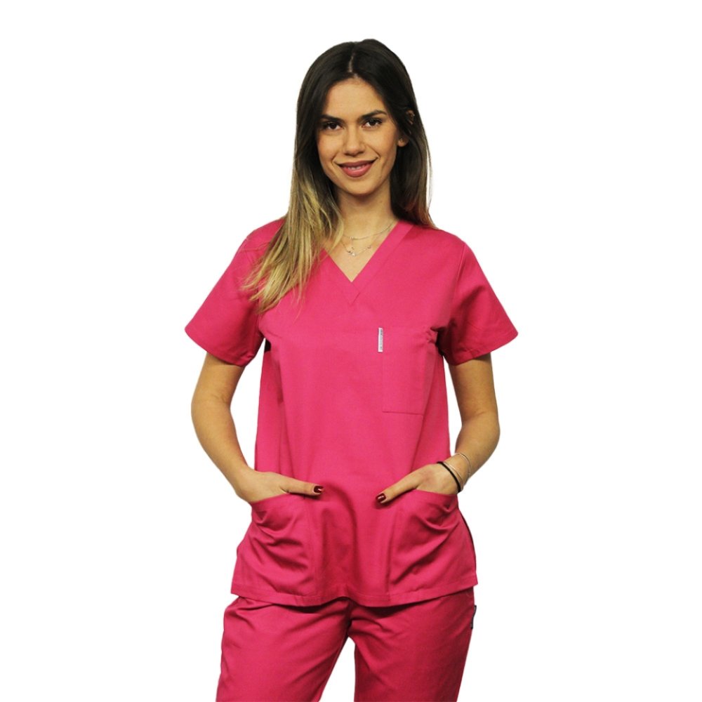 Medicinski kombinezon ciklamne barve, bluza z V izrezom, tremi žepi in hlače z elastiko