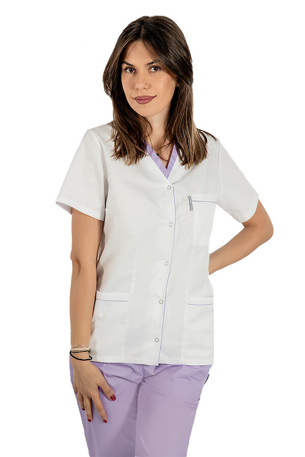 Bela elastanska medicinska halja z lila robom, gumbi in tremi našitimi žepi