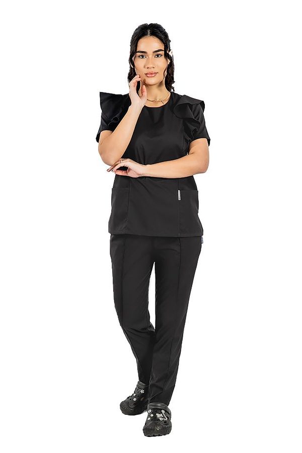 Cristina raztegljiva medicinska obleka, črne barve, bluza z volančki in hlače z vrvico in elastiko